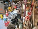un garage rempli d'outils