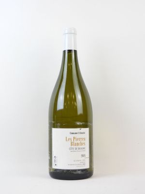 une bouteille de vin posée sur une table