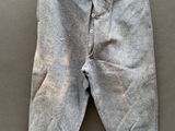 un gros plan sur un pantalon suspendu à une corde à linge