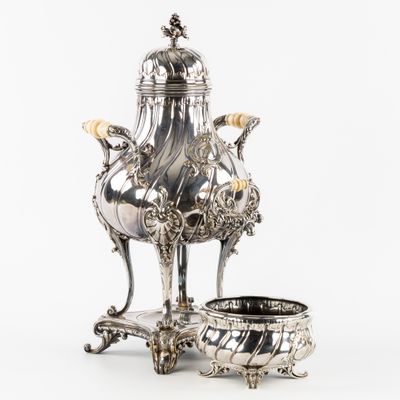 cafetière et bol en métal plaqué argent sur un socle, sur fond blanc