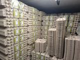 de nombreuses piles de papier toilette empilées les unes sur les autres