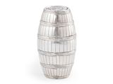 un vase en argent posé sur une surface blanche