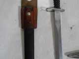 deux couteaux et un porte-couteau sur une table