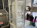 une vitrine au milieu d'une pièce remplie d'objets