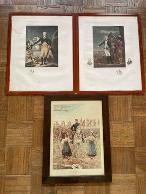 deux tableaux encadrés accrochés au mur d'une pièce