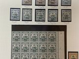 une photo d'une collection de timbres exposée sur un mur