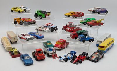 un grand nombre de voitures-jouets dans une vitrine