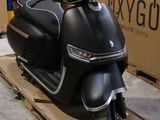un scooter posé sur un carton dans un entrepôt
