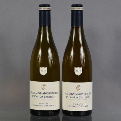 deux bouteilles de vin posées sur une table l'une à côté de l'autre
