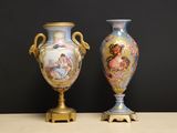 deux vases posés sur une table, sur fond noir