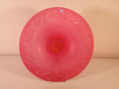 un frisbee rose posé sur une table