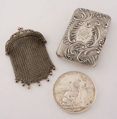 trois objets en argent, dont une pièce, une bourse et un porte-monnaie