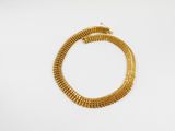 un bracelet en chaîne d'or avec un fermoir en forme de serpent