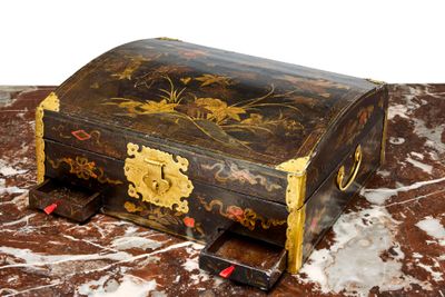 Coffret en vernis européen à fond noir à décor d'oiseaux, de…