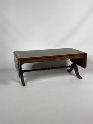 une image d'une table basse avec un plateau en verre