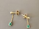 une paire de boucles d'oreilles en or ornées de pierres vertes