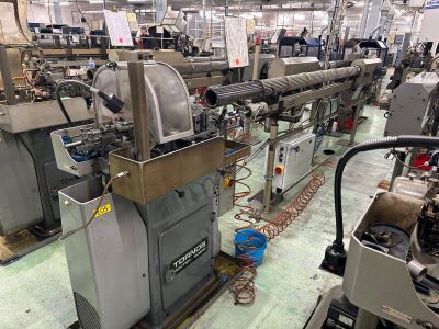 de nombreuses machines qui fonctionnent ensemble dans une usine