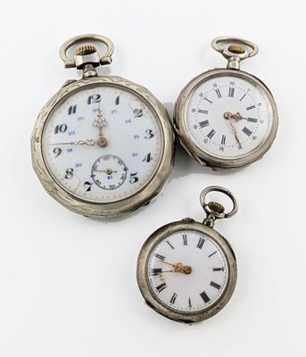 deux montres de poche en argent avec des chiffres romains et des chiffres romains