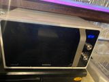 un micro-ondes posé sur un comptoir dans une cuisine