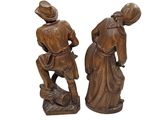 une paire de figurines en bois représentant un homme et une femme