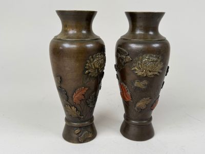 deux vases posés sur une surface blanche