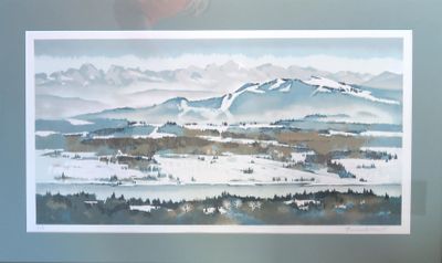 une photo d'une photo d'une chaîne de montagnes enneigée