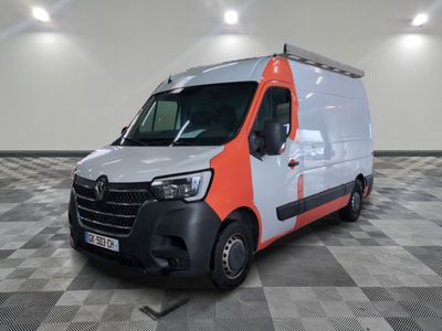 La camionnette est garée sur un sol carrelé à damier, dans une pièce