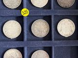 beaucoup de pièces d'argent dans une boîte sur laquelle est collé un autocollant jaune