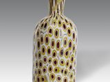 vase jaune et blanc orné d'un motif noir et rouge