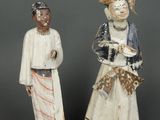deux figurines d'un homme et d'une femme debout l'un à côté de l'autre