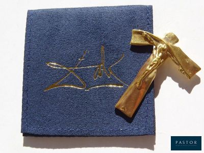 une croix dorée sur un tissu bleu, avec un crucifix doré