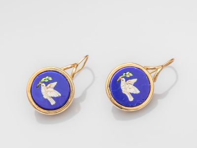 une paire de boucles d'oreilles bleues et dorées ornées d'un oiseau