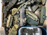 une boîte remplie de véhicules militaires miniatures et d'autres jouets