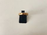 une bague en or posée sur une surface blanche