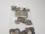 un sac rempli de pièces d'argent et d'or posé sur une table blanche