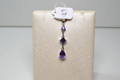 une image représentant une paire de boucles d'oreilles ornées de cristaux violets