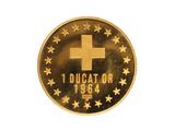 une pièce d'or sur laquelle figurent une croix et des étoiles