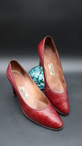CELINE – Paire de chaussures à talon en cuir rouge bordeaux. Poin...
