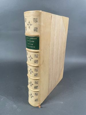 un vieux livre posé sur un porte-livres en bois