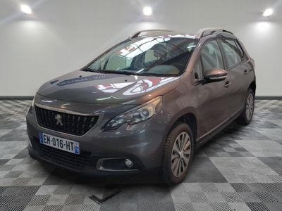 la photo d'une voiture grise garée dans un garage