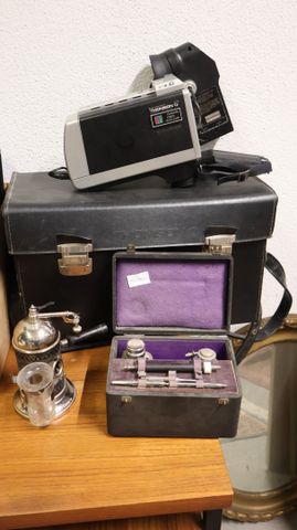 Lot comprenant instrument médicaux anciens, camera Thomson et un ...