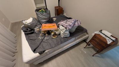un lit sur lequel il y a plein de choses
