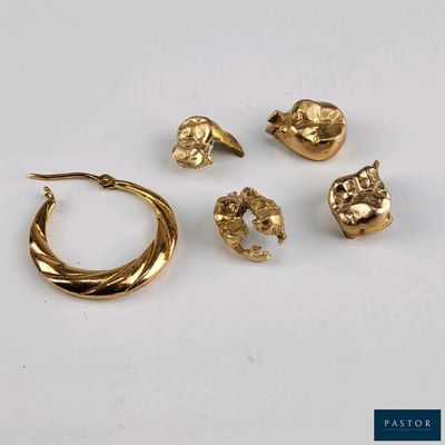 trois bijoux en or, dont une bague, une boucle d'oreille et une bague