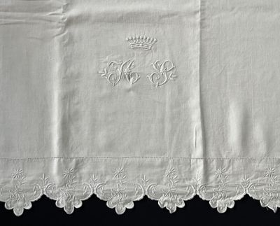 une nappe brodée sur laquelle est représentée une couronne