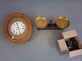 une horloge accrochée au mur à côté d'une boîte
