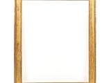 une image représentant un cadre photo accroché à un mur blanc, sur fond blanc