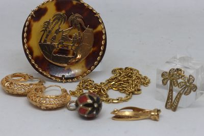 une photo montrant une collection de bijoux posés sur une table