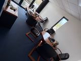 une photo montrant une salle de conférence vue du haut de l'escalier