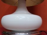 une lampe posée sur une table recouverte d'une nappe rouge