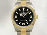 La montre Rolex est dotée d'un cadran noir et d'un bracelet en acier bicolore.